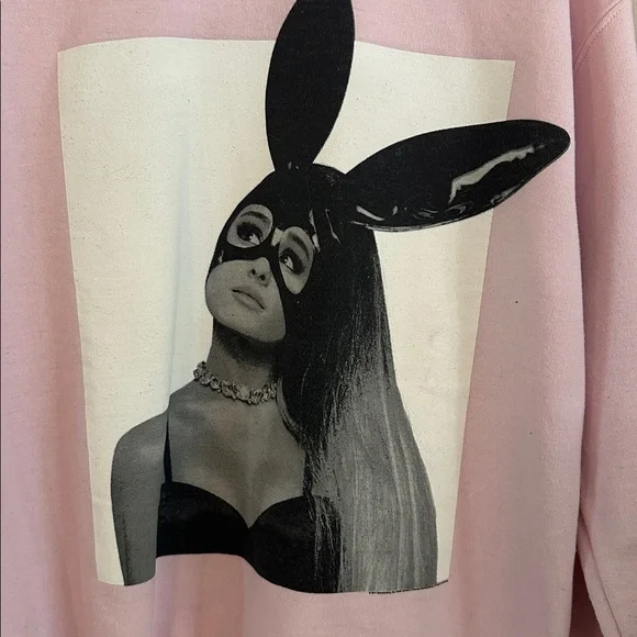 Women’s Gildan Pink Ariana Grande Dangerous Woman Tour Crewneck Sweatshirt - Picture 3 of 7